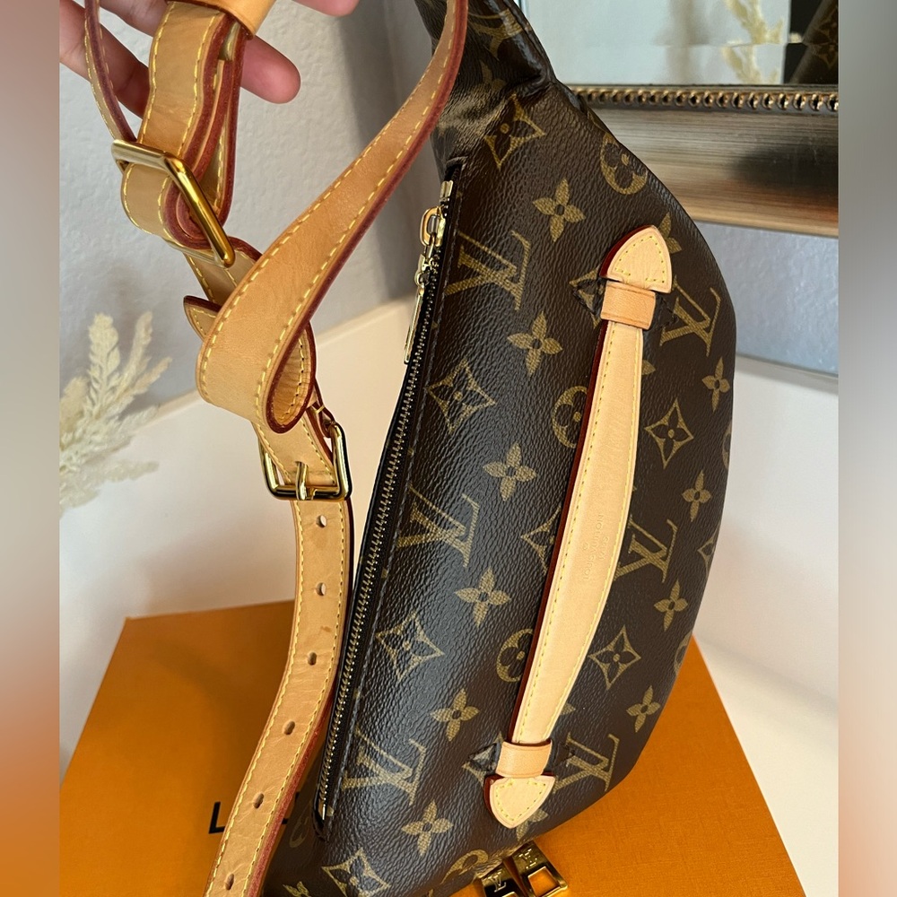 ❌SOLD❌🎀Louis Vuitton Monogram Bumbag - Picture 9 of 16